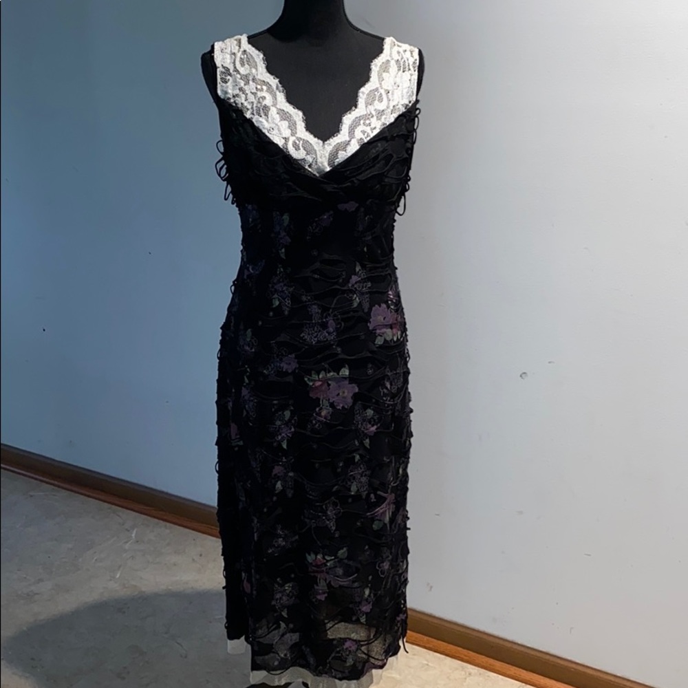 Dress. Lace Sleeveless